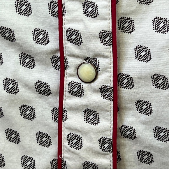 Rock & Roll Cowgirl size Large Collared Sleeveless Snap Front Embroidered Top - Picture 6 of 10